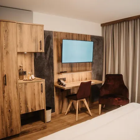 فندق Neubergerhof 4*