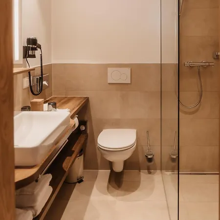 Neubergerhof فندق 4*