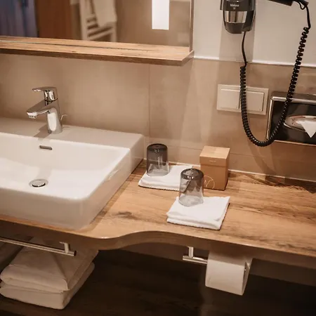 فندق Neubergerhof 4*